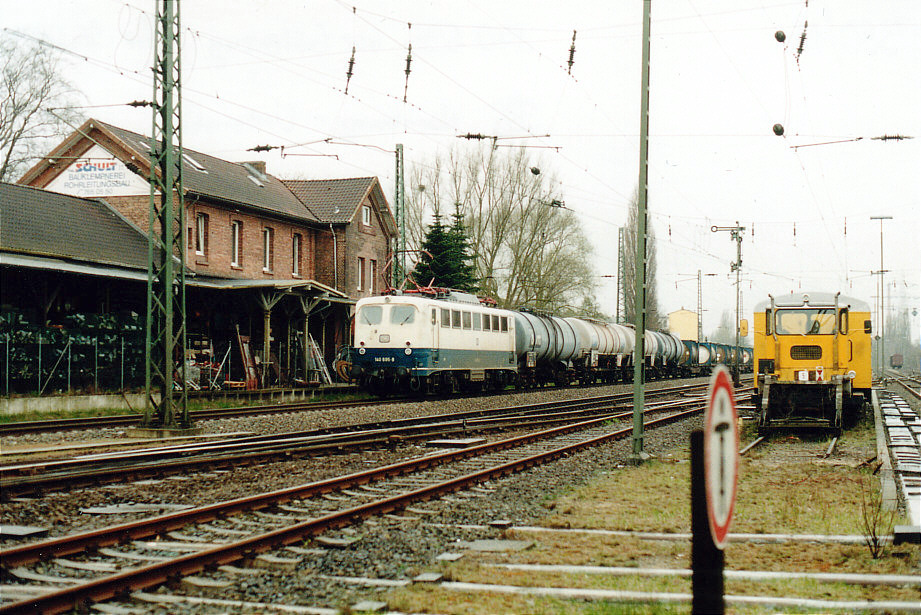 Foto von 140 695 vor einem Güterzug im Bahnhof Hamburg-Unterelbe