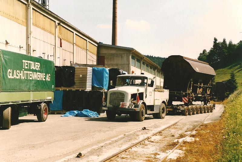 Kaelble-Zumaschine mit Straßenroller am 03.07.1986 in Tettau
