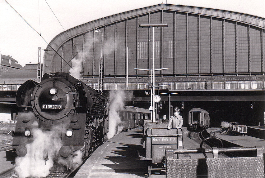 Bild einer Reichsbahn-Dampflok, daneben der kleine Axel Tomforde im Hamburger Hauptbahnhof im Oktober 1972