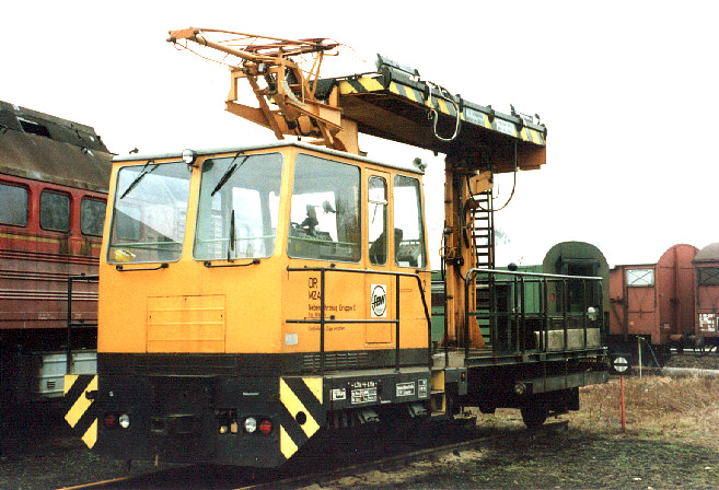 Fahrleitungs-Arbeitsfahrzeug MZA im Bahnbetriebswerk Hagenow Land am 22.02.1992