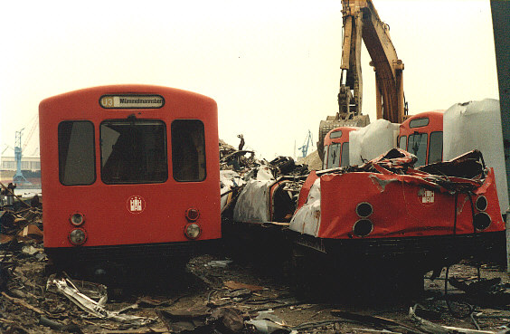 Hochbahnwagen des Typs DT 1 bei der Verschrottung im Hamburger Hafen