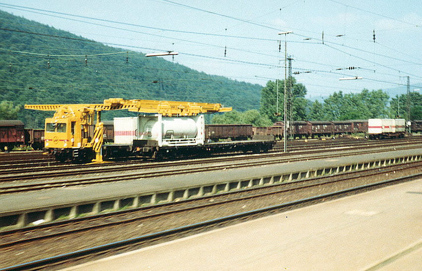 Container-Umschlaggerät ULS am 15.07.1983 im Bahnhof Gemünden