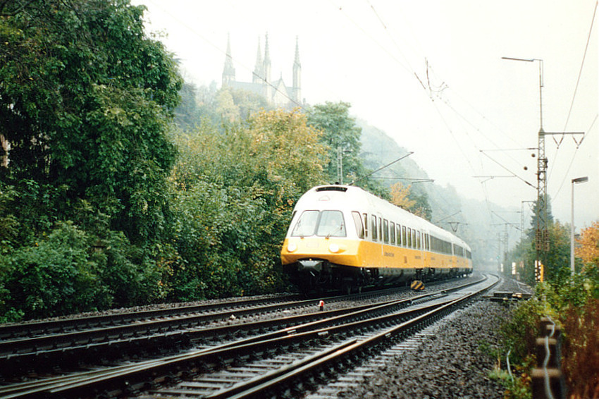 Foto eines Triebzuges der Baureihe 403 bei Remagen